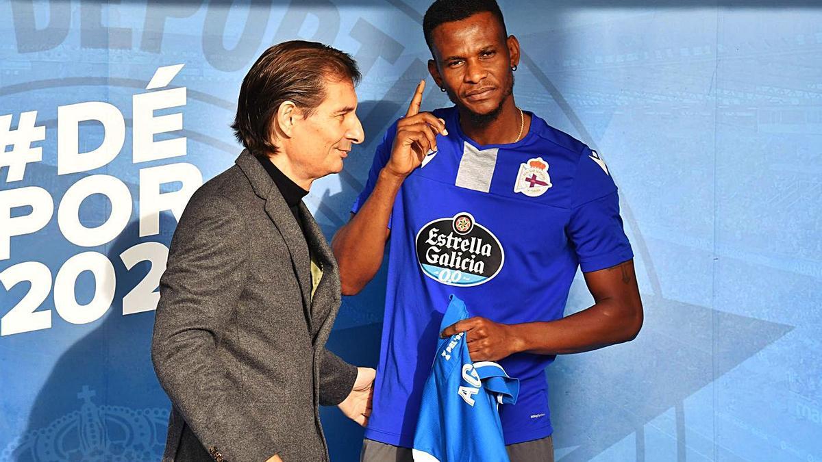 Richard Barral, junto a Uche Agbo en la presentación del jugador nigeriano. |  // VÍCTOR ECHAVE