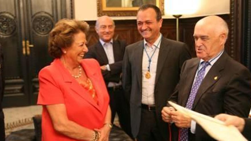 La RACV entrega una medalla a Barberá semanas después de recibir 10.000 euros