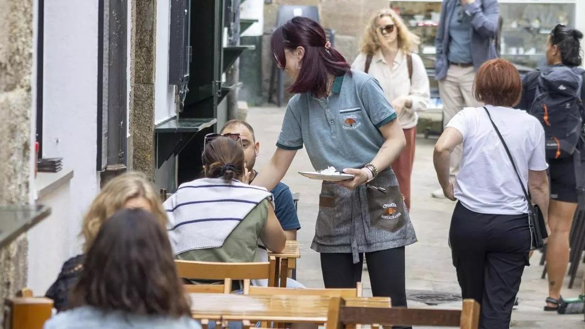 La hostelería fue la rama de actividad que más empleo creó en Galicia en agosto