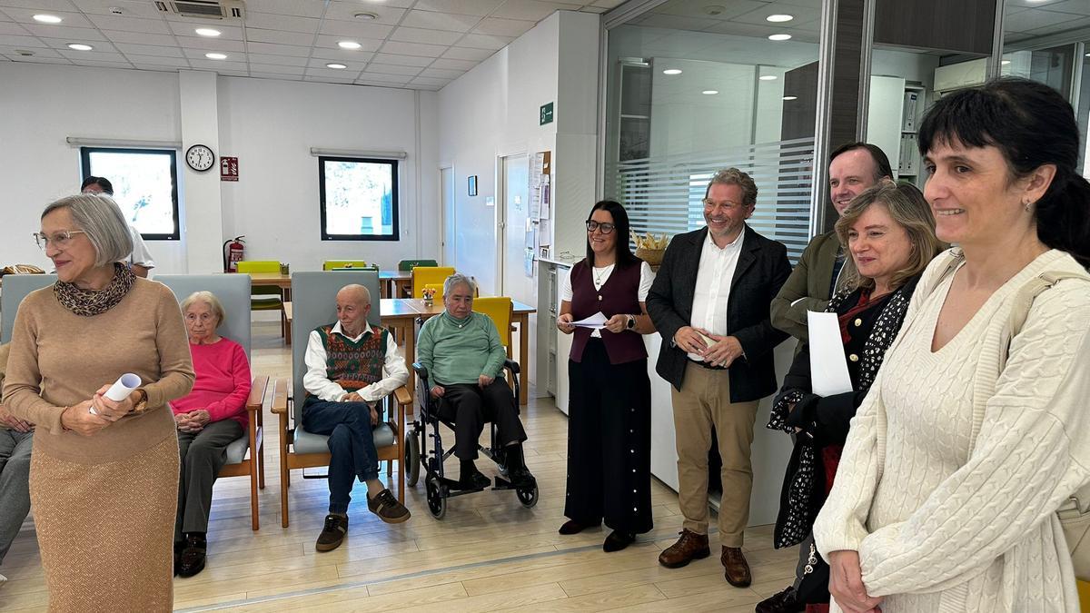 Isabel Gey, izquierda, junto a los miembros de la visita institucional y usuarios del Centro de Día de Agadea en Salgueiriños.