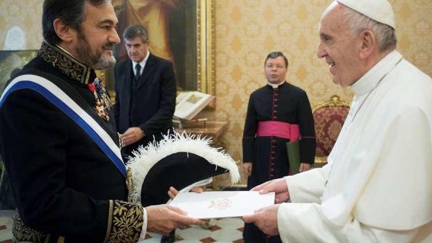 El Papa recibe, ayer, al embajador luso ante la Santa Sede. // O.R.