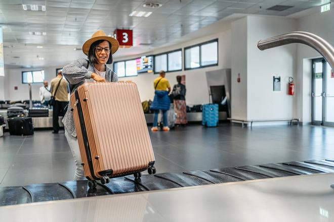 El truco para que tu maleta facturada salga la primera del avión.