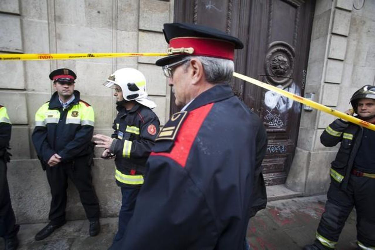 Els bombers han inspeccionat l’edifici ’okupat’ perquè té problemes estructurals.