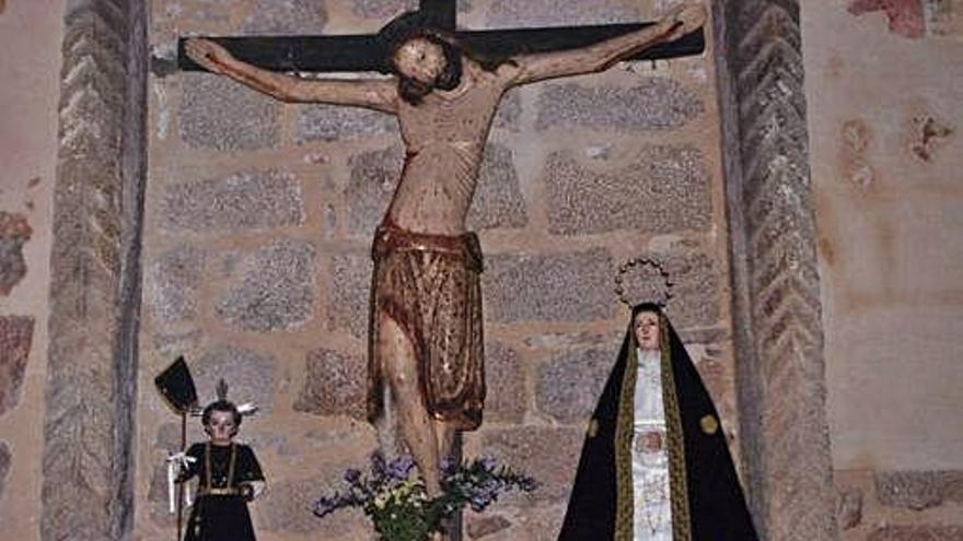 En el centro el crucificado de Carbellino que se exhibirá en la Encarnación.