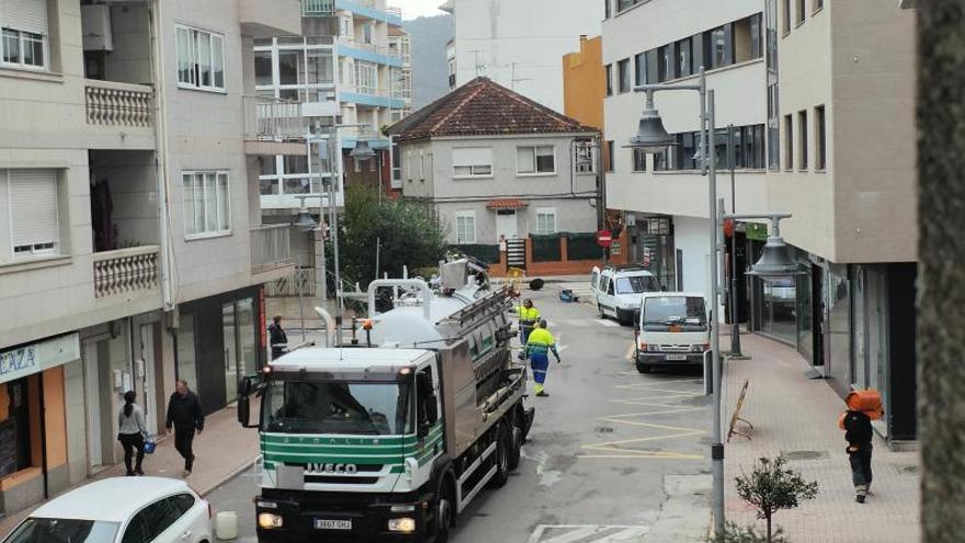 Técnicos de la UTE Gestión Cangas, ayer trabajando en la calle Noria. | GONZALO NÚÑEZ