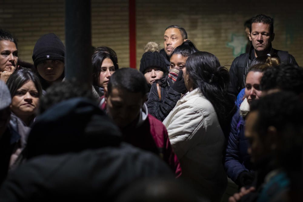 Demandantes de asilo esperan en la calles durante días en Zapadores