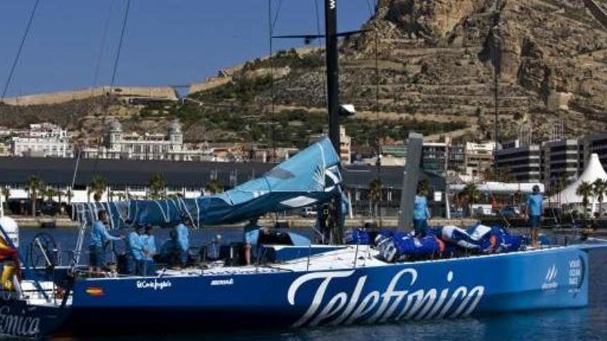 El barco español Volvo Open 70 &quot;Telefónica&quot; llega a mediodía de ayer al amarre frente a su base en el muelle de Levante del Puerto de Alicante.