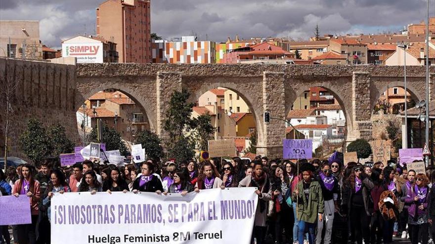 Las aragonesas asaltan las calles de la comunidad para reivindicar igualdad