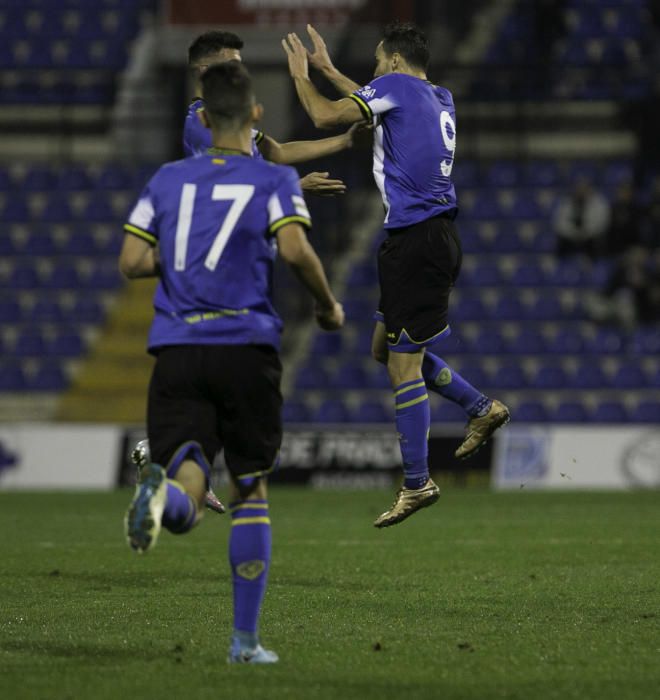 Dos errores del meta gaditano condenan al Hércules en su mejor partido de la temporada.