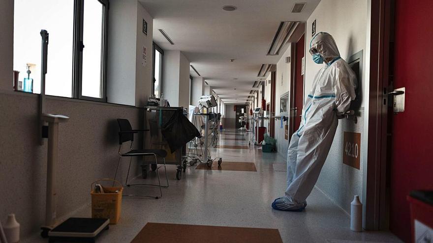 Un sanitario, en la planta Covid del Santa Lucía. Urquízar