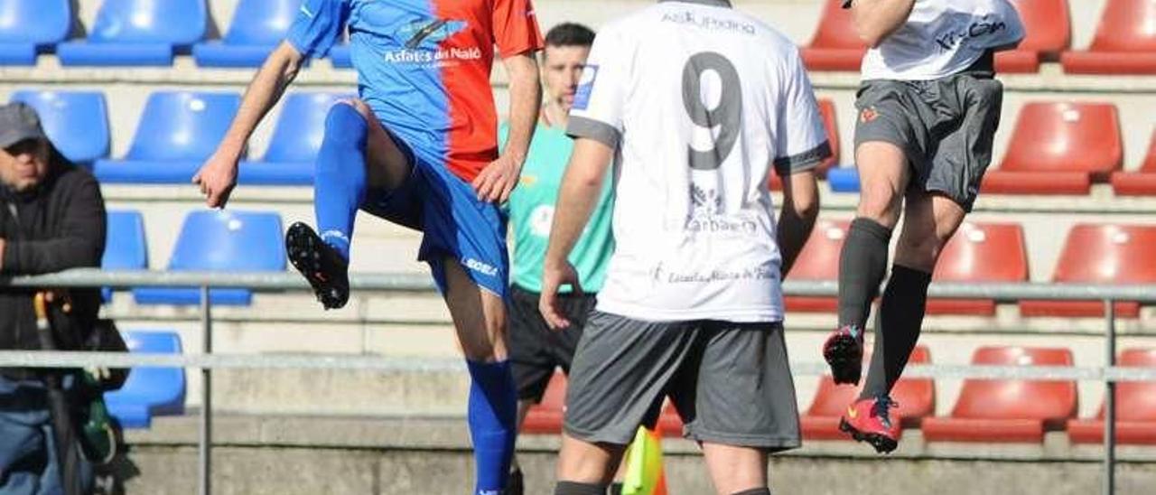 Álvaro Cuello pugna por un balón ante un jugador del Ceares.