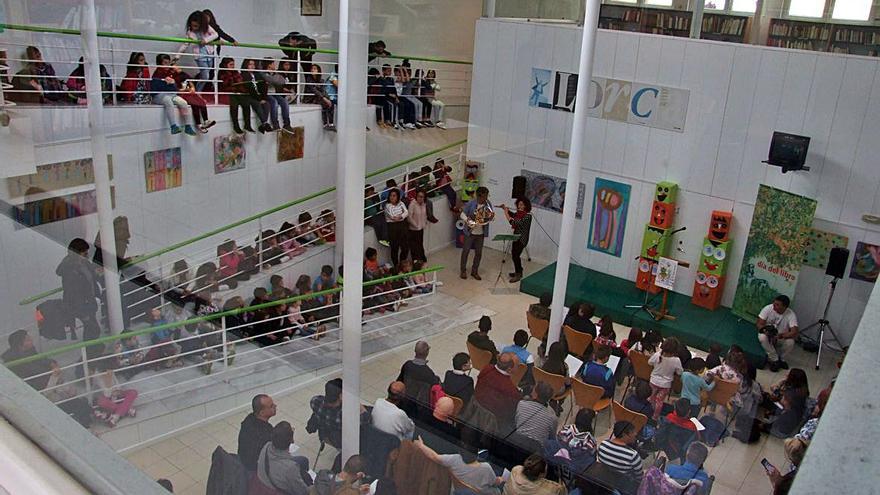 Asistentes al “Día del Libro” en la Casa de Cultura de Riañu en una anterior edición.