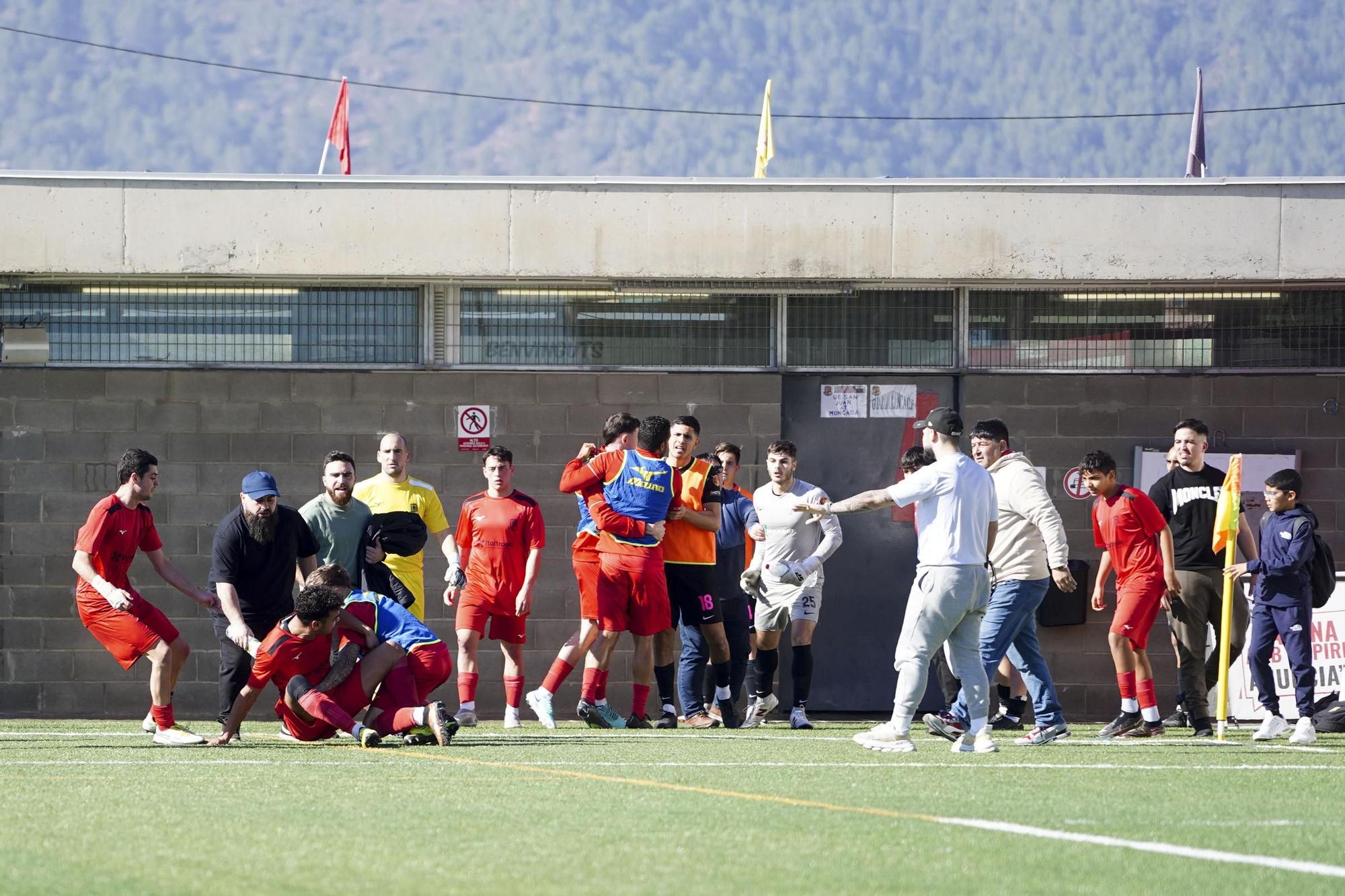 Les imatges de la batussa entre els jugadors de la Pirinaica i el San Juan de Montcada