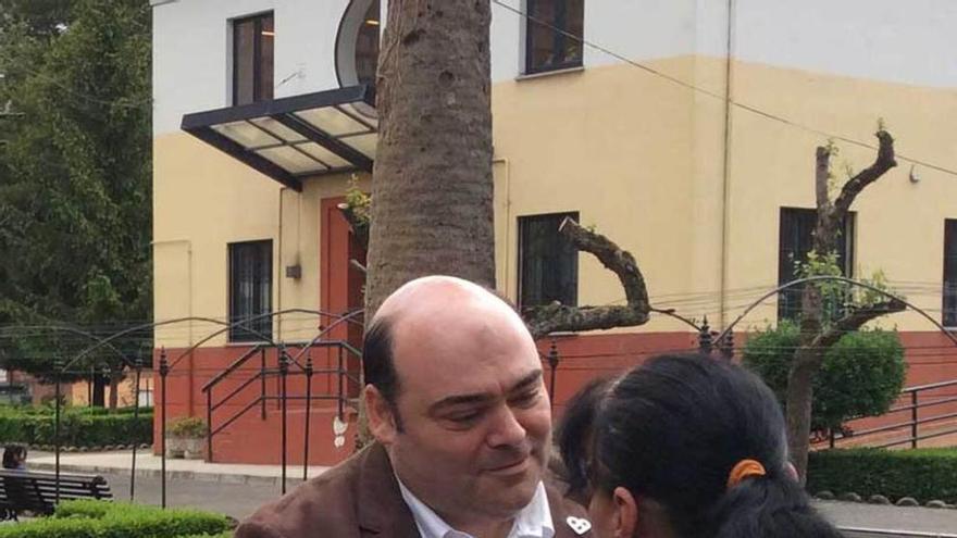 Caunedo, ayer, con una vecina de La Corredoria durante su visita al barrio.