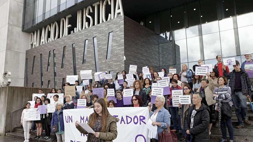 Las mujeres, en la manifestación de ayer ante el Palacio de Justicia de Gijón.