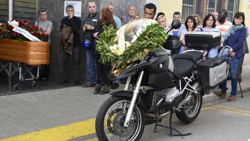 La motocicleta de Santi Maza amb la corona de vencedor