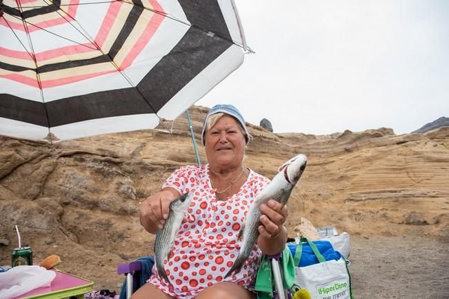 Dia de lunes festivo en la Playa del Confital