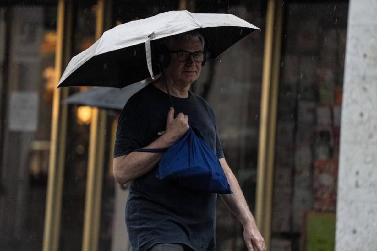Las lluvia y la tormenta llega a la ciudad de Barcelona Las lluvia y la tormenta llega a la ciudad de Barcelona