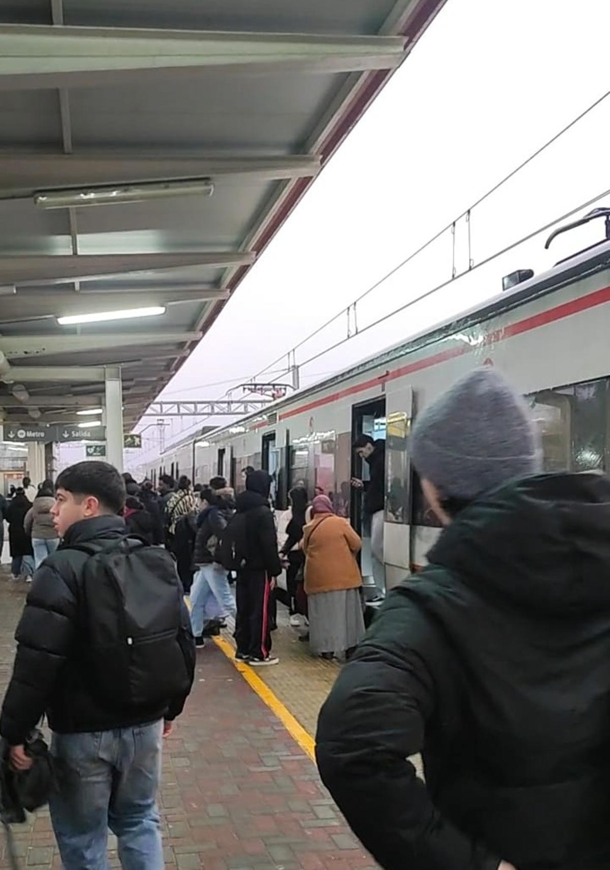 Línea C-5 en Villaverde Alto a las 8:30 de la mañana el 5 de febrero