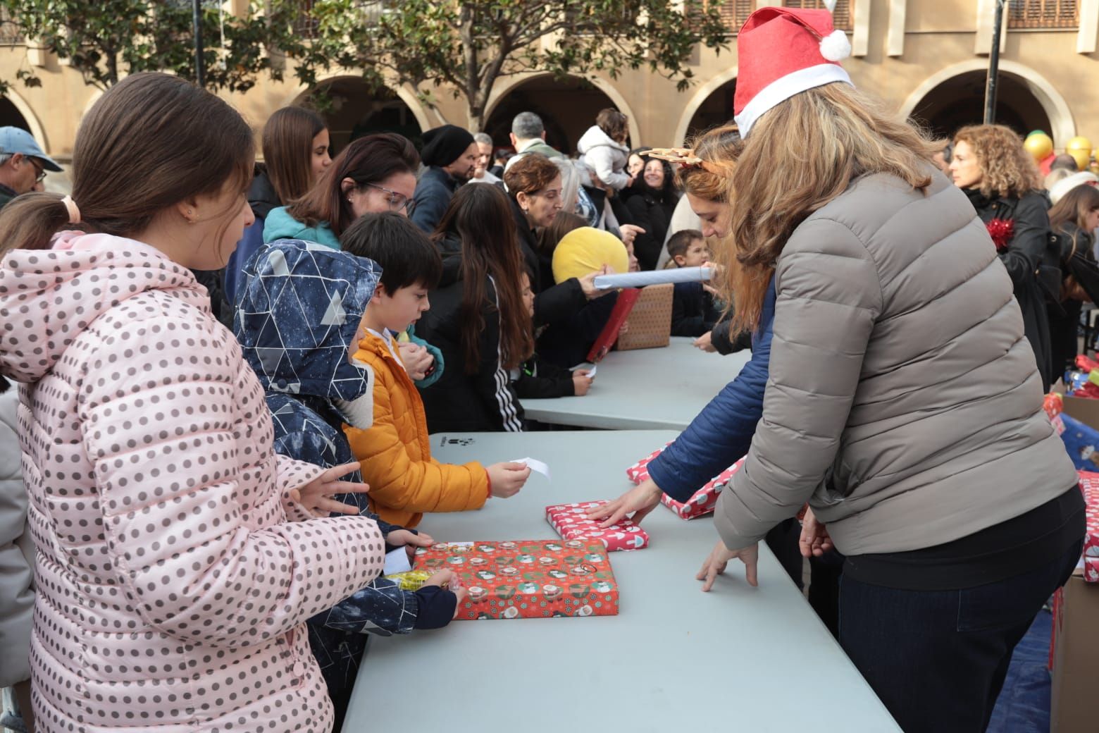 Entrega de regalos a los niños de Paiporta: los Reyes Magos en la zona cero