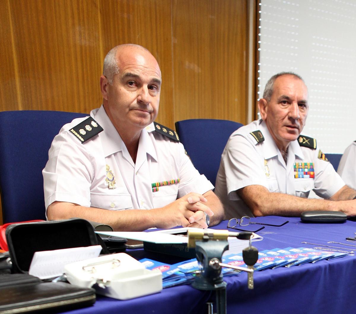 El comisario Antonio José Royo y el ex Director Adjunto Operativo (DAO) de la Policía, José Ángel González, en una rueda de prensa en la Jefatura Superior de Policía de Aragón.