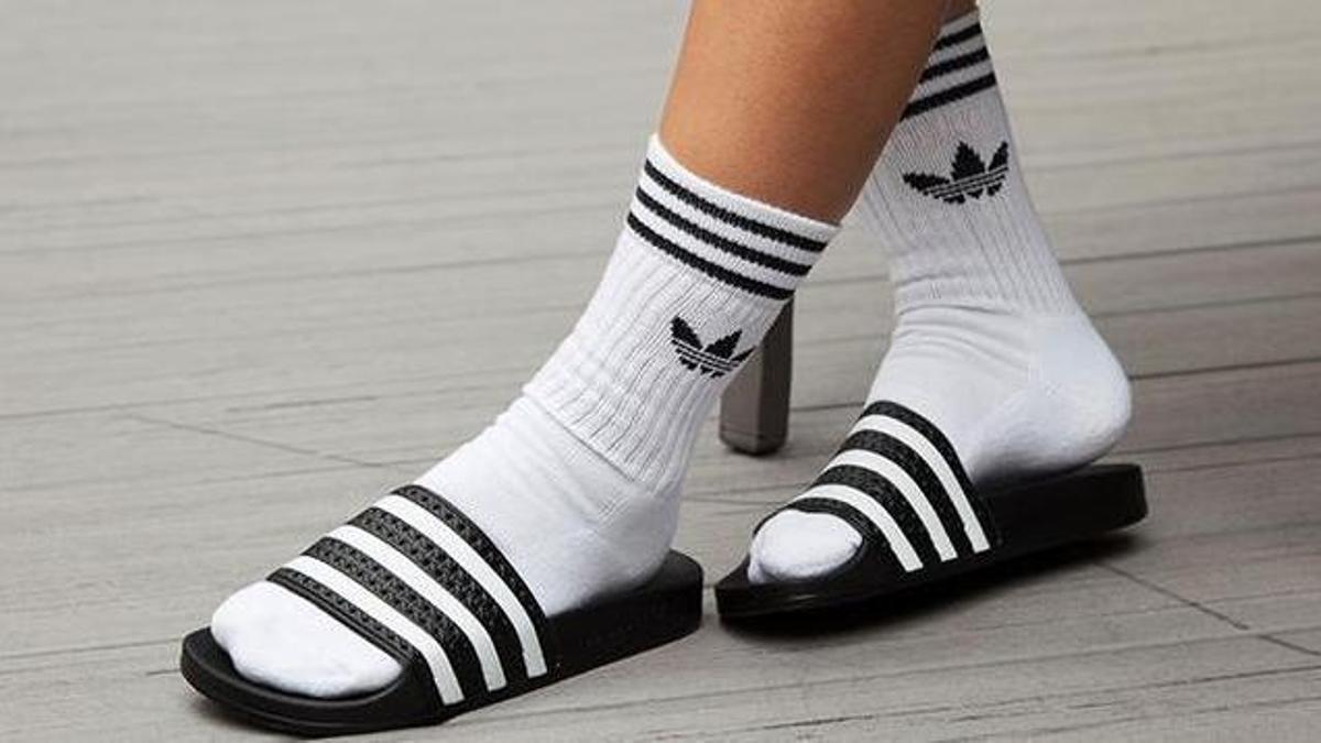 Chanclas con calcetines, la tendencia que era los guiris y que ahora es 'trend' entre los jóvenes españoles.