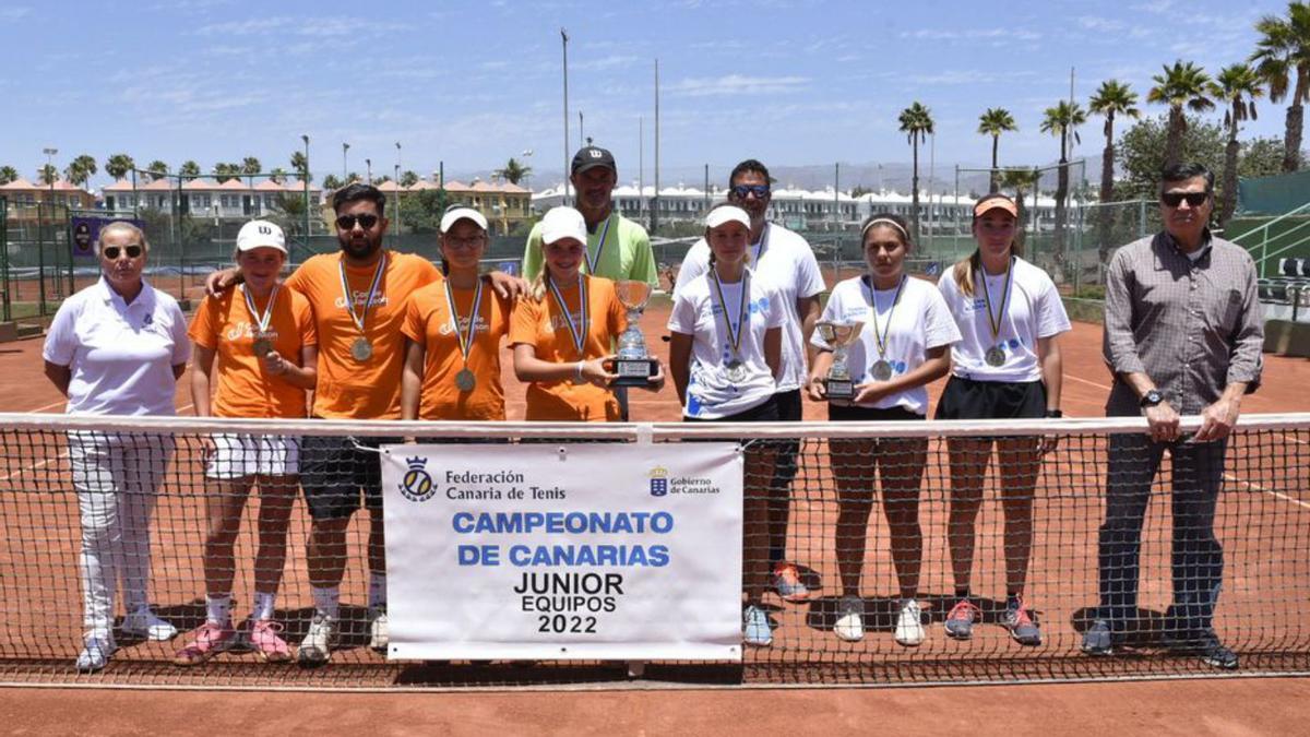 Las formaciones femeninas del Conde Jackson (izquierda) y El Cortijo, ayer. | | LP/DLP