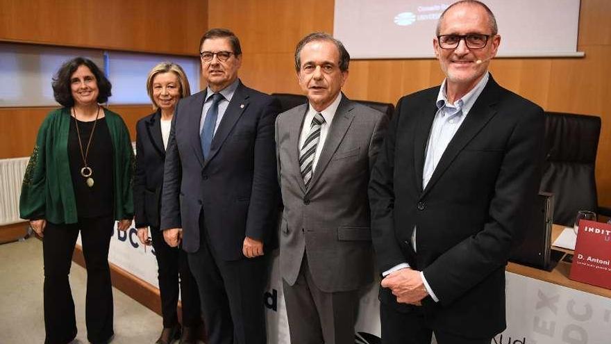 La directora de la cátedra, la vicerrectora de Ferro, el rector, el presidente del Consello Social y Antoni Bruel.