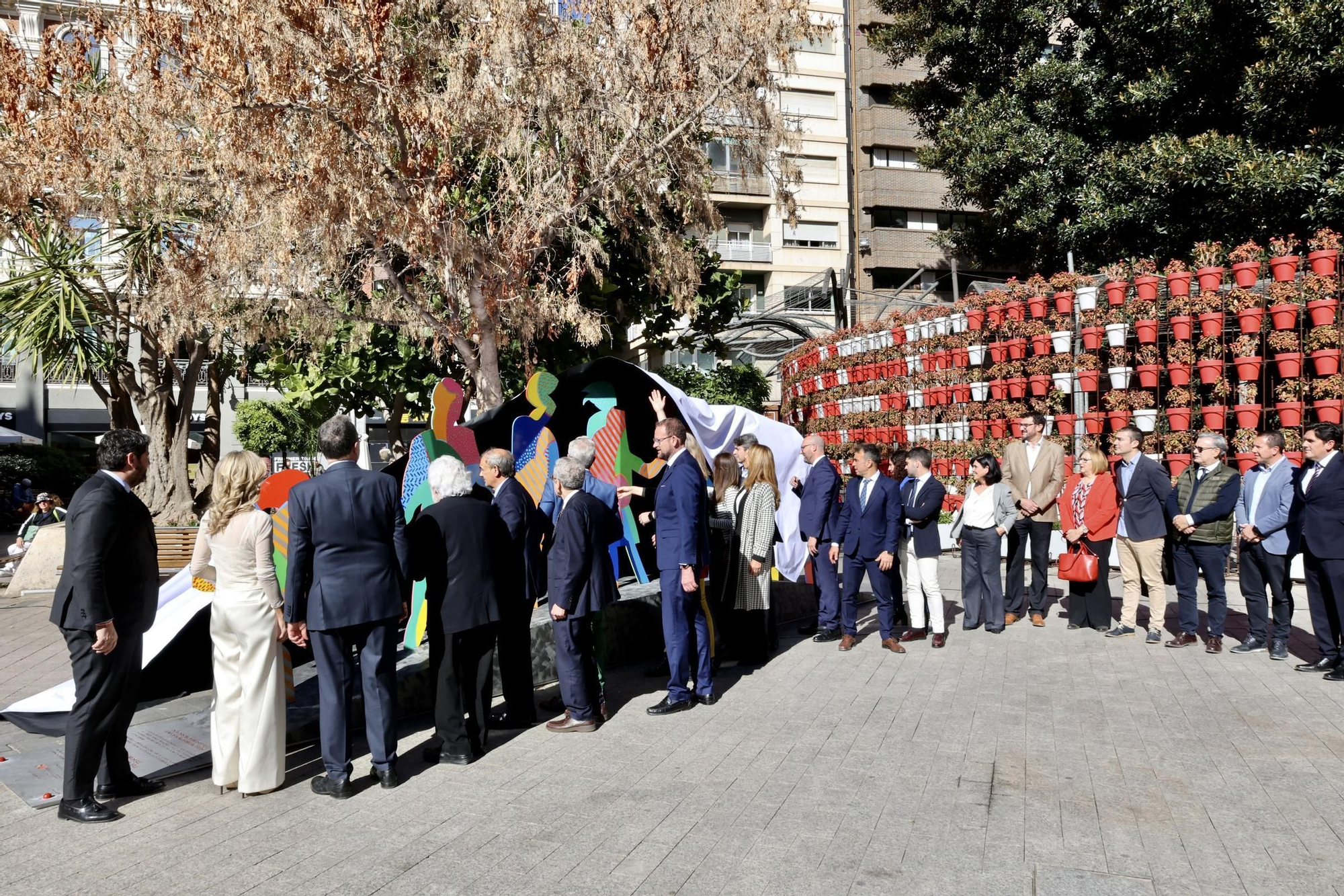 La inauguración de la obra de Gabarrón para conmemorar que Murcia es Capital Española de la Economía Social, en imágenes