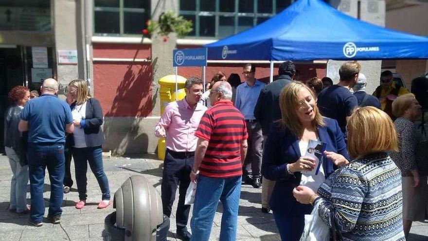 Garrido, Fidalgo y Muñoz en la carpa del Partido Popular en O Calvario. // FdV