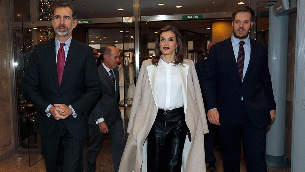 Don Felipe, doña Letizia y Antonio Asensio Mosbah en Grupo Zeta