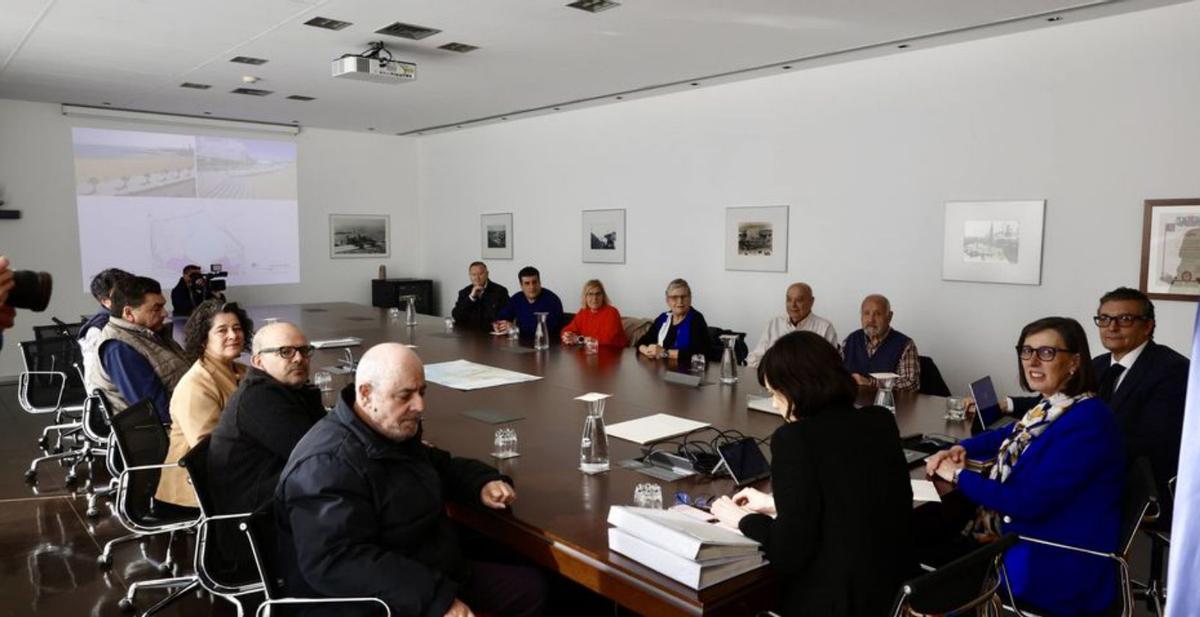 La presidenta del Puerto, Nieves Roqueñí, a la derecha, en su reciente reunión con vecinos de la zona oeste para hablar de Naval.