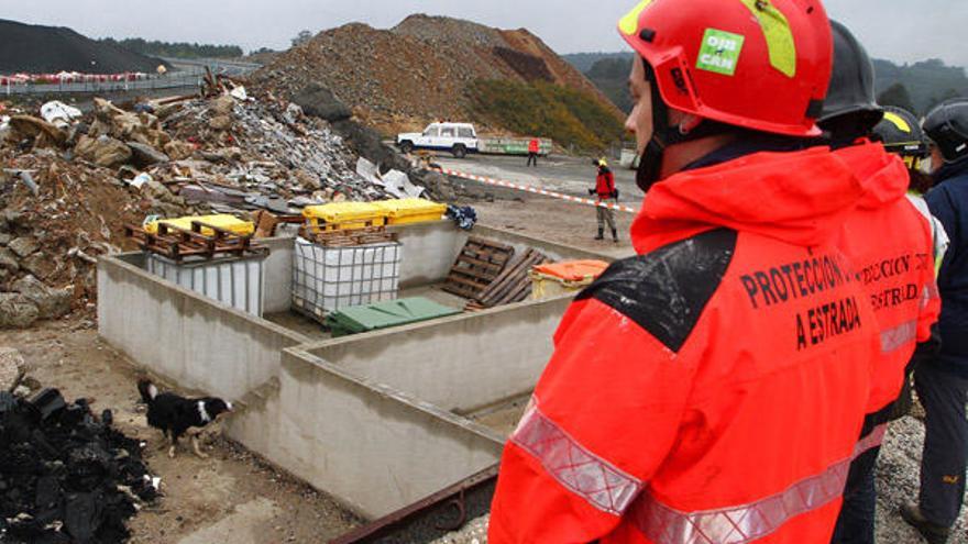 Las pruebas de búsqueda en escombros se realizaron en la cantera de Campomarzo, en Merza (Silleda).  // Bernabé/Gutier