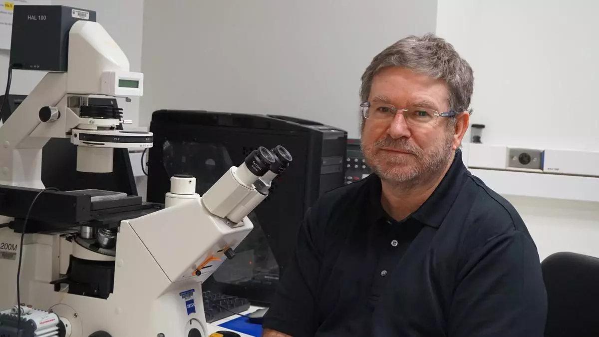 Juan Fueyo, autor del ensayo sobre cáncer 'Cuando el mundo se detiene'.