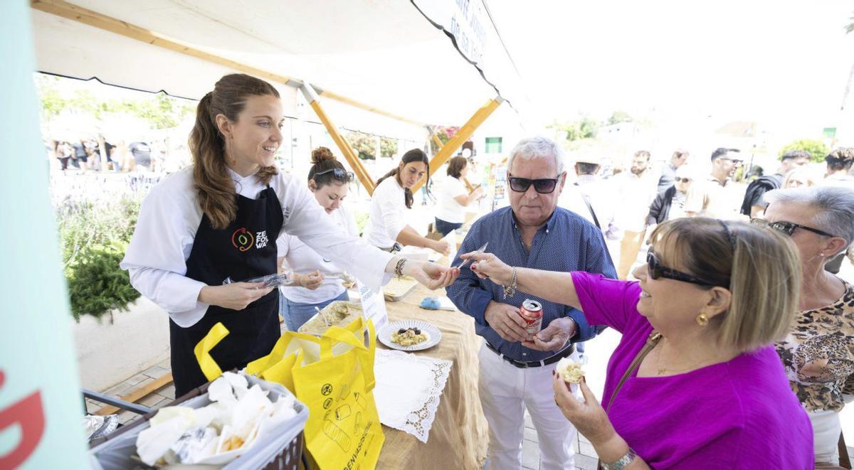 Ester Vila da a probar uno de los platos en los que da una segunda vida a las sobras.
