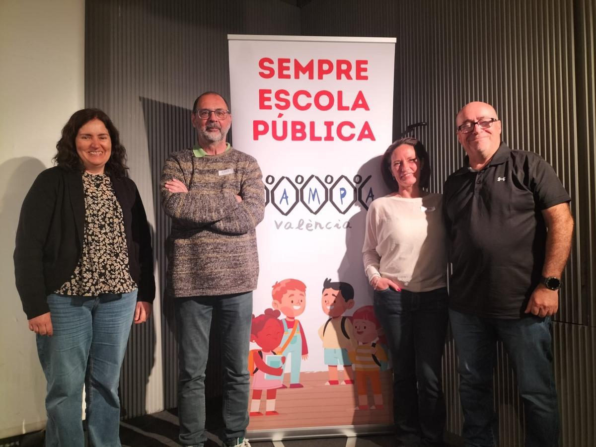 Los dos representantes de la Ribera, uno a cada extremo, junto a la nueva presidenta y el secretario.
