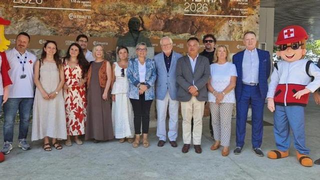 José María Lana Alonso, presidente de la Cruz Roja Asturias, y Conchita Saavedra, junto a voluntarios y muñecos de la Cruz Roja. | ÁNGEL GONZÁLEZ