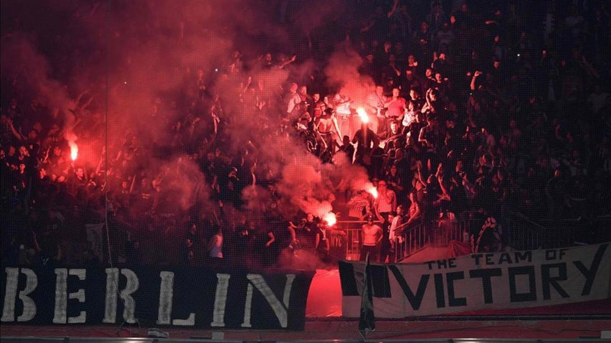 Los ultras del Lyon y del Besiktas lanzan bengalas al césped del estadio Parc OL