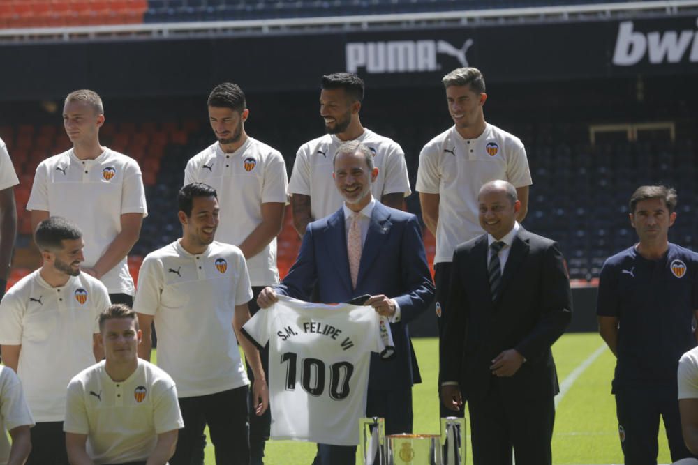 El rey Felipe VI felicita a la plantilla del Valencia CF por conseguir la Copa