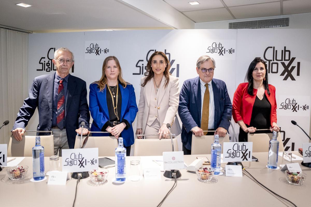La encargada de negocios de Israel en España, Dana Erlich; la presidenta de honor del Club Siglo XXI, Paloma Segrelles y el director del diario La Razón, Francisco Marhuenda, durante un coloquio del 'Club Siglo XXI', a 29 de abril de 2026, en Madrid (España).