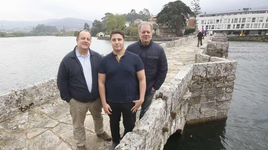 Los tres candidatos, de izquierda a derecha, Nano Espinar (Baiona), Jesús Recouso (Nigrán) y Antonio Araúxo (Gondomar), en el puente románico de A Ramallosa, símbolo de Manifesto Miñor. // Ricardo Grobas