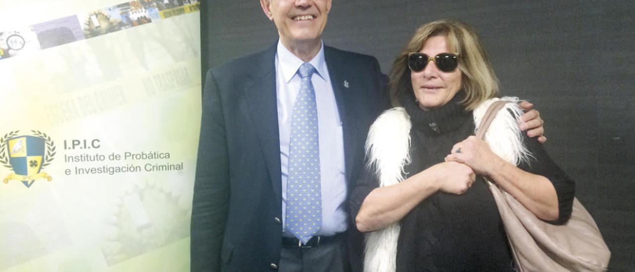 El comisario Ángel Galán, ayer en Vigo, con Rosa Neira, la madre de Deborah. // FdV