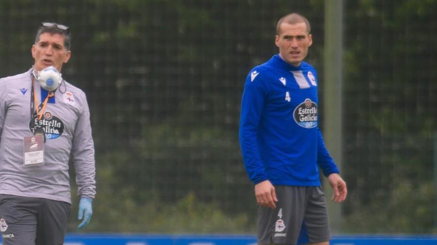 Álex Bergantiños, a la derecha, junto al preparador físico, Manuel Pombo.