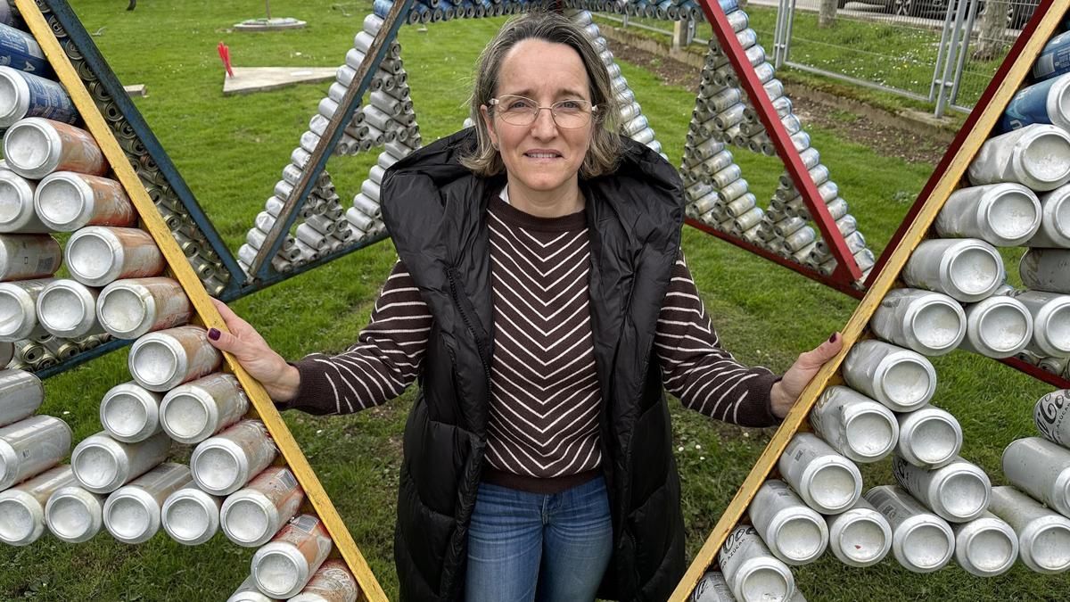 Eva González en una de las estructuras, el tetraedro de Sierpinski, hecha con 2.187 latas por alumnos del instituto entre 2019 y 2020.
