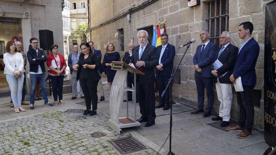 O presidente do Parlamento galego, Miguel Santalices, interviene no acto, onte, en Redondela. // FdV