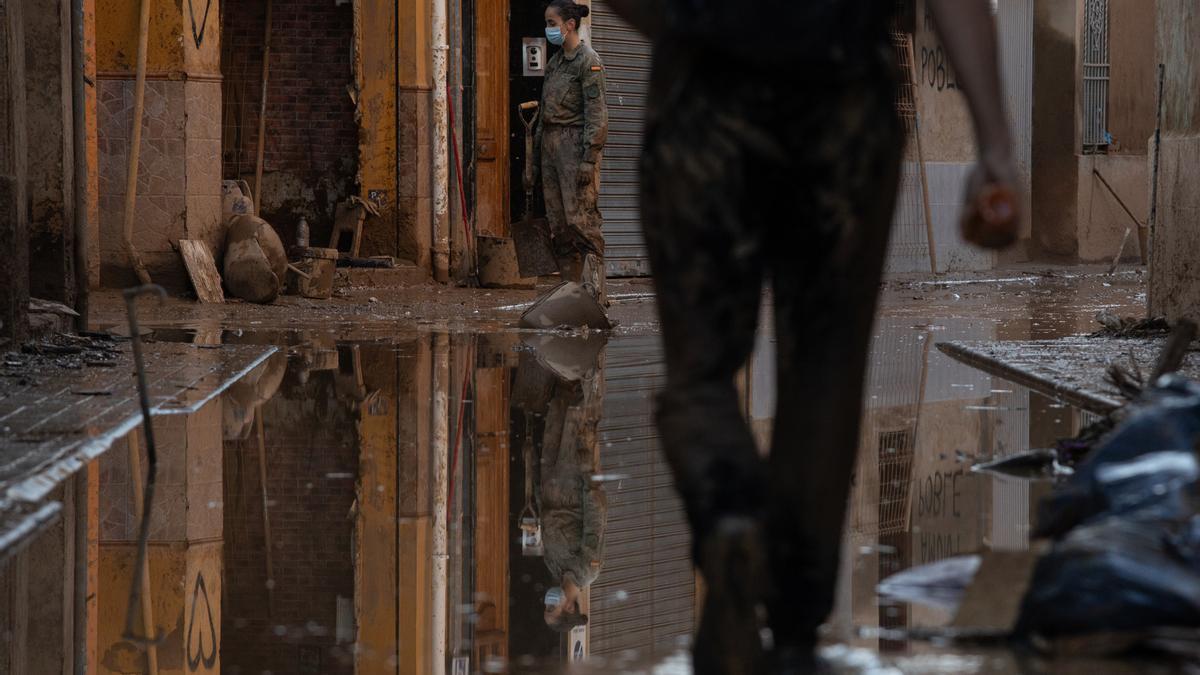 Varias personas limpian el barro en el día 13 tras el paso de la DANA por Valencia, a 11 de noviembre de 2024, en Paiporta, Valencia