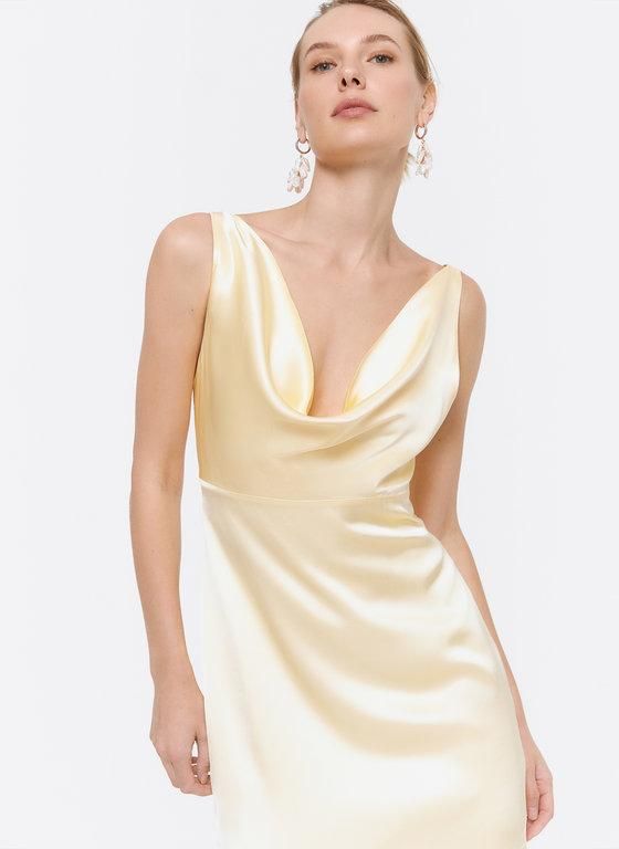 Vestido de escote drapeado, de Uterqüe