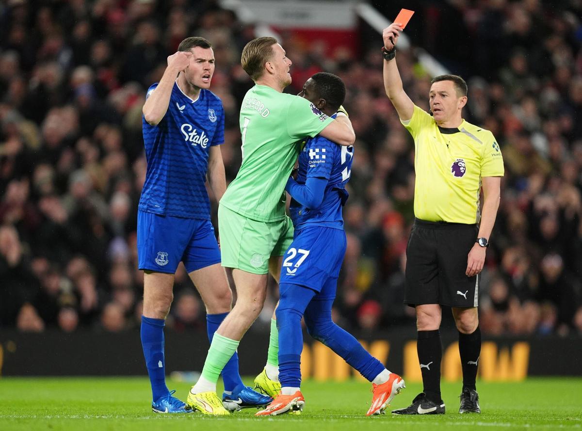 24/11/2025 24 November 2025, United Kingdom, Manchester: Everton's Idrissa Gueye is held back by Jordan Pickford after a confrontation with team mate Michael Keane, leading to a red card during the English Premier League soccer match between Manchester United and Everton at Old Trafford. Photo: Martin Rickett/PA Wire/dpa DEPORTES Martin Rickett/PA Wire/dpa