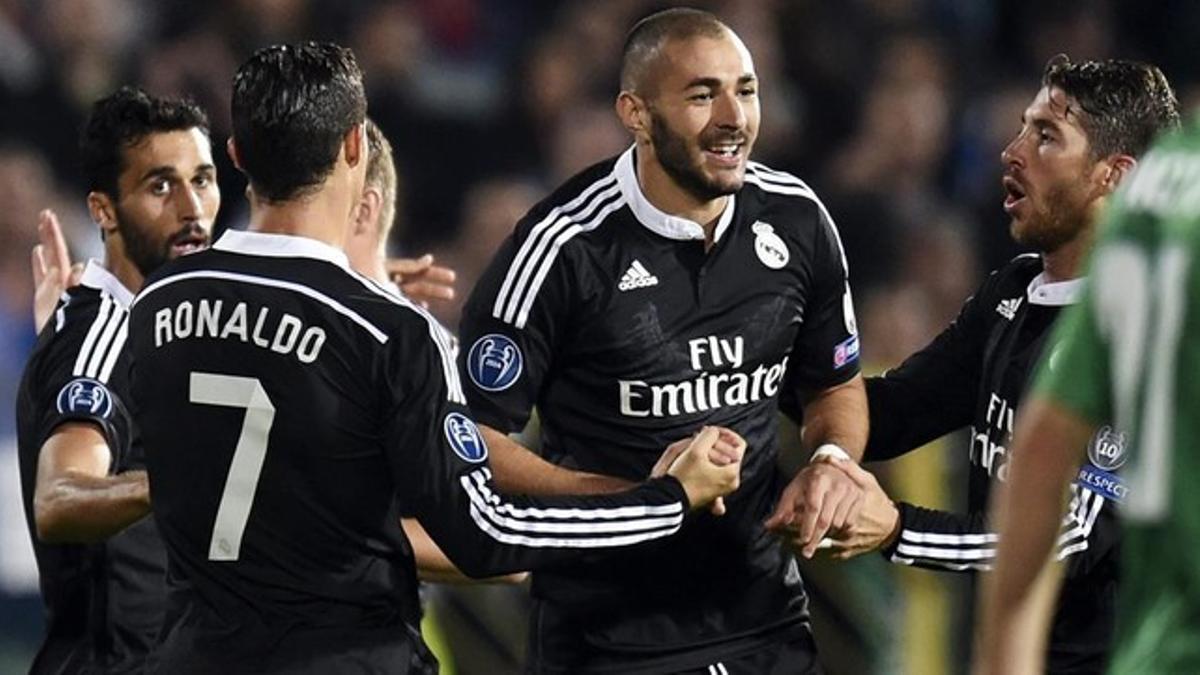 Arbeloa, Ronaldo y Ramos felicitan a Benzema por su gol.