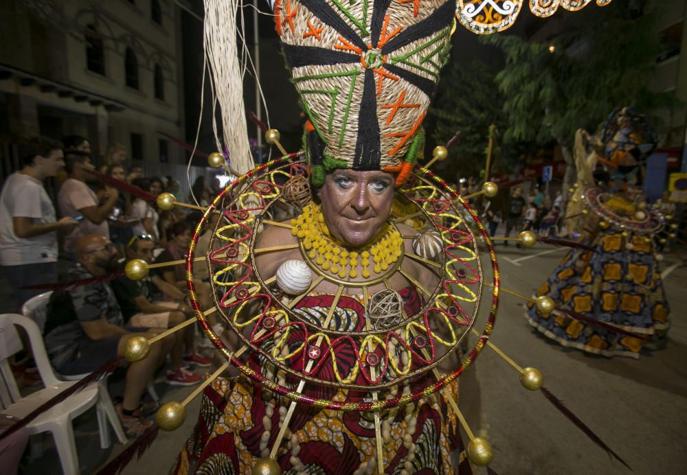 Desfile de disfraces en las fiestas de Sant Joan.